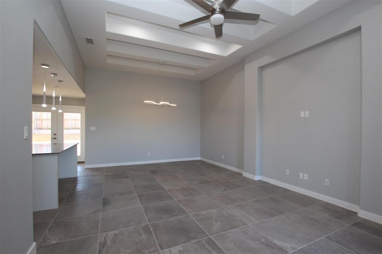 1009 La Muralla St - Photo 6 of 30