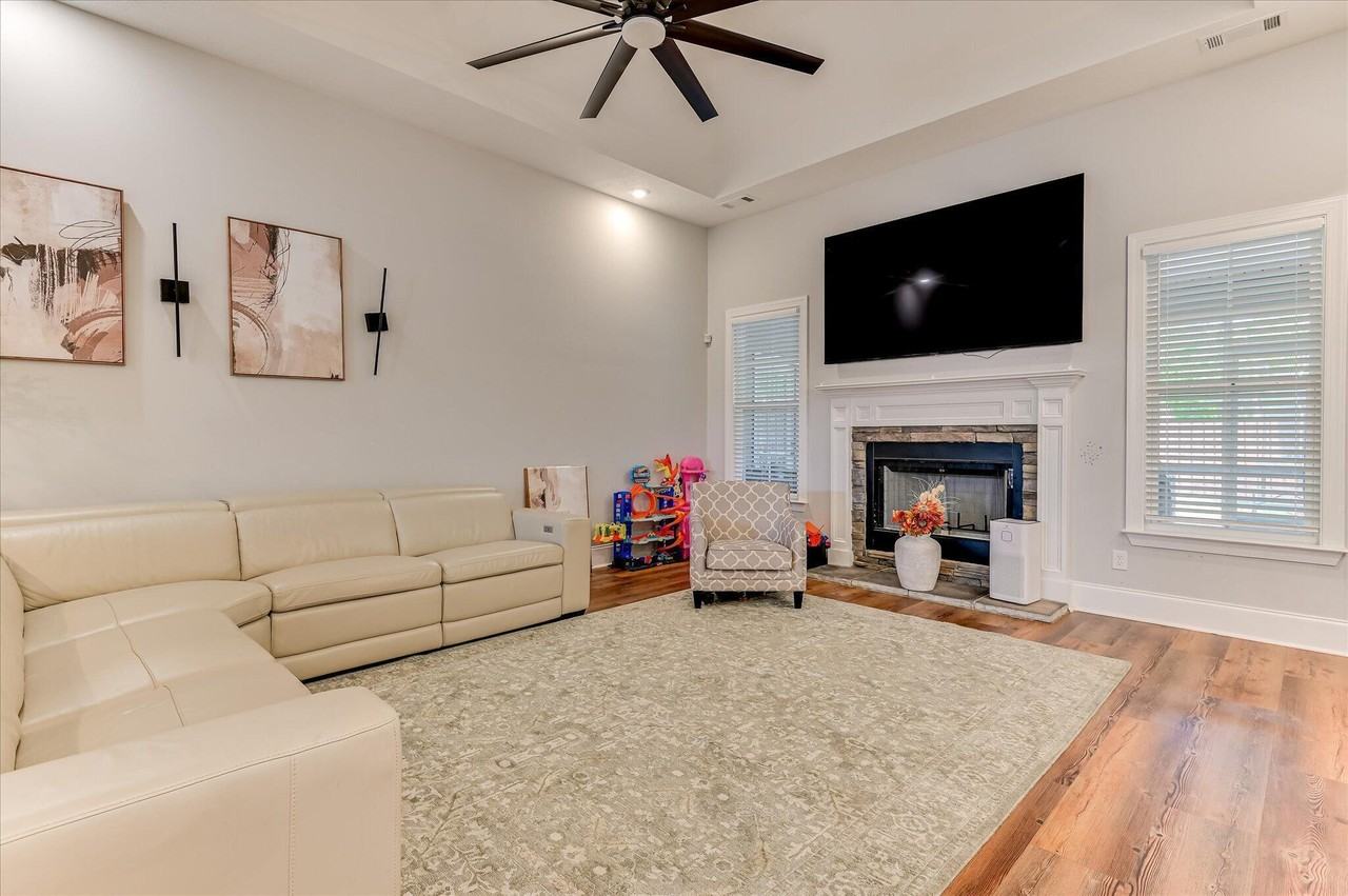 1213 Elbron Dr - Photo 7 of 50