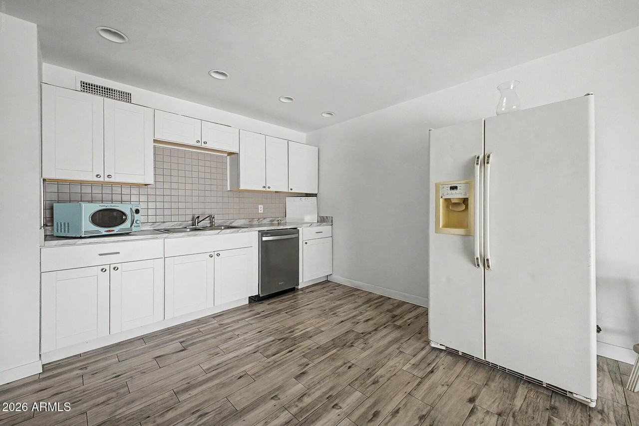5232 W Mauna Loa Ln - Photo 6 of 23