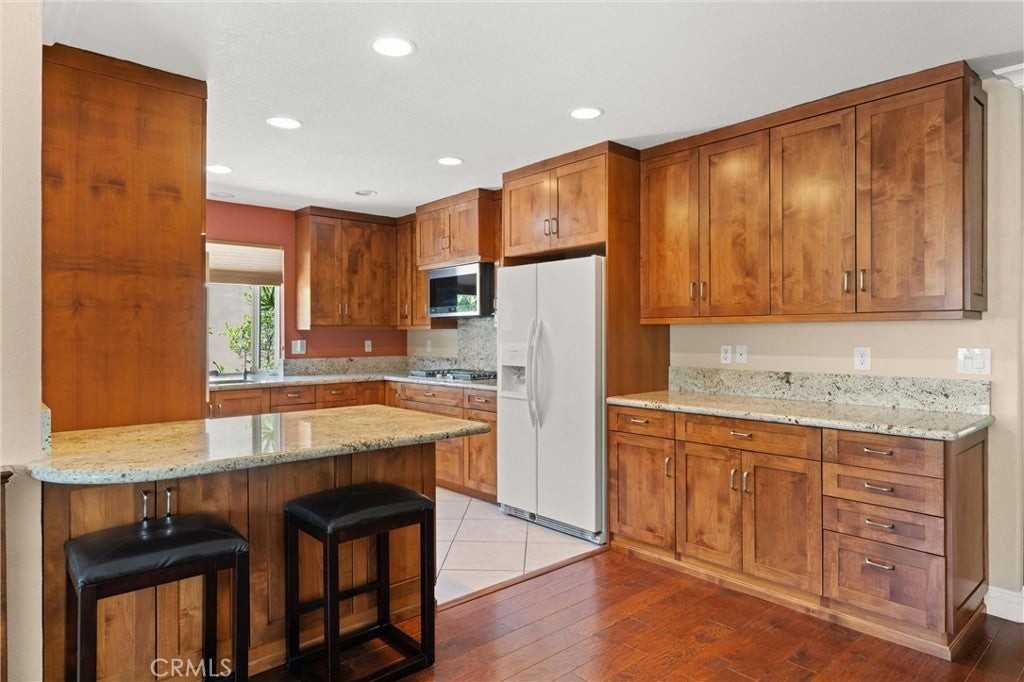 5081 Howard Ave - Photo 2 of 32