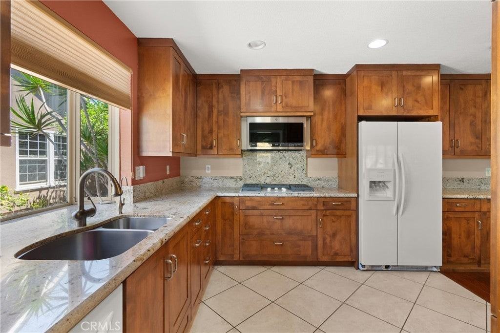 5081 Howard Ave - Photo 3 of 32