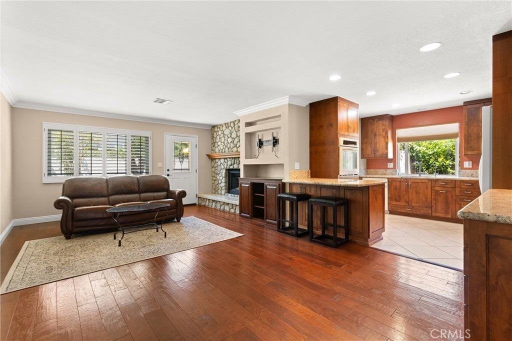 5081 Howard Ave - Photo 4 of 32