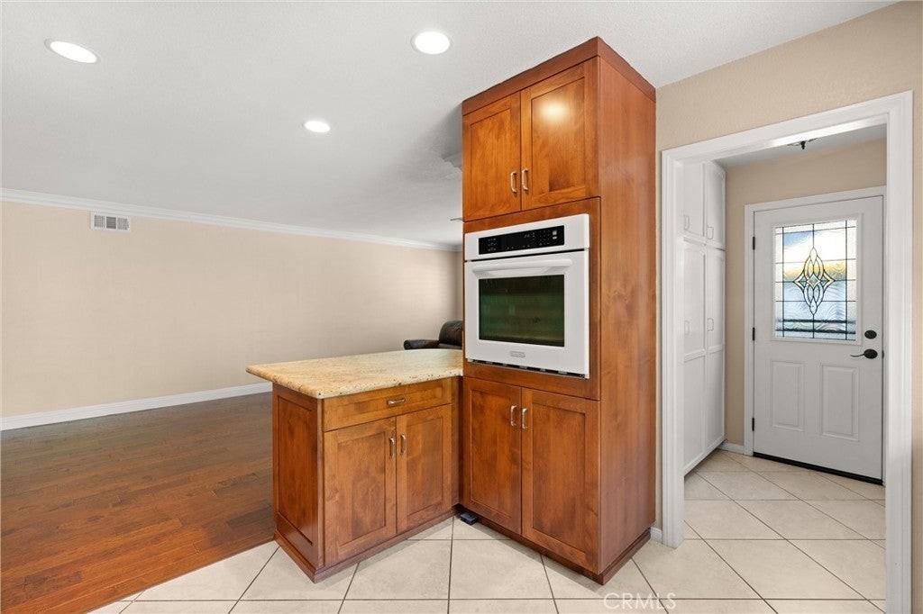 5081 Howard Ave - Photo 7 of 32