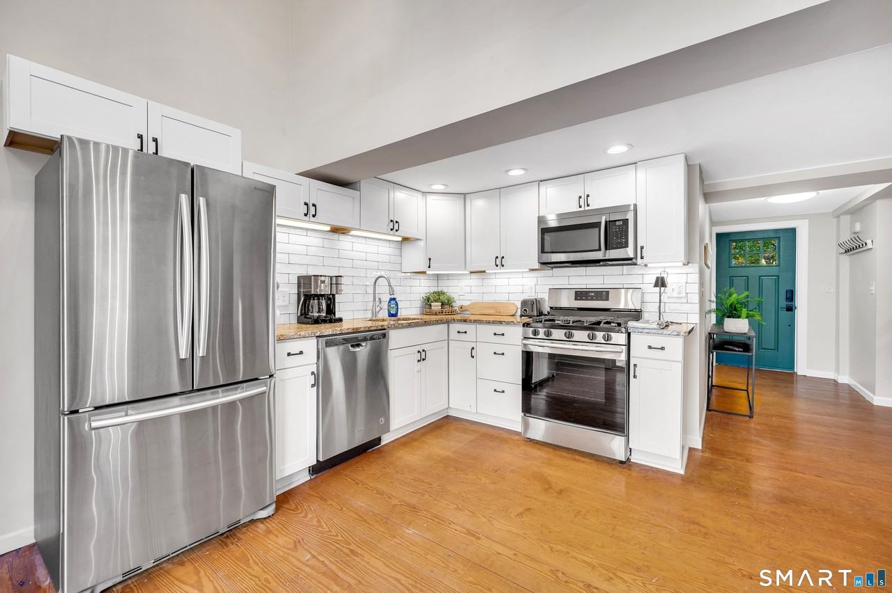 736 Main St - Photo 5 of 36
