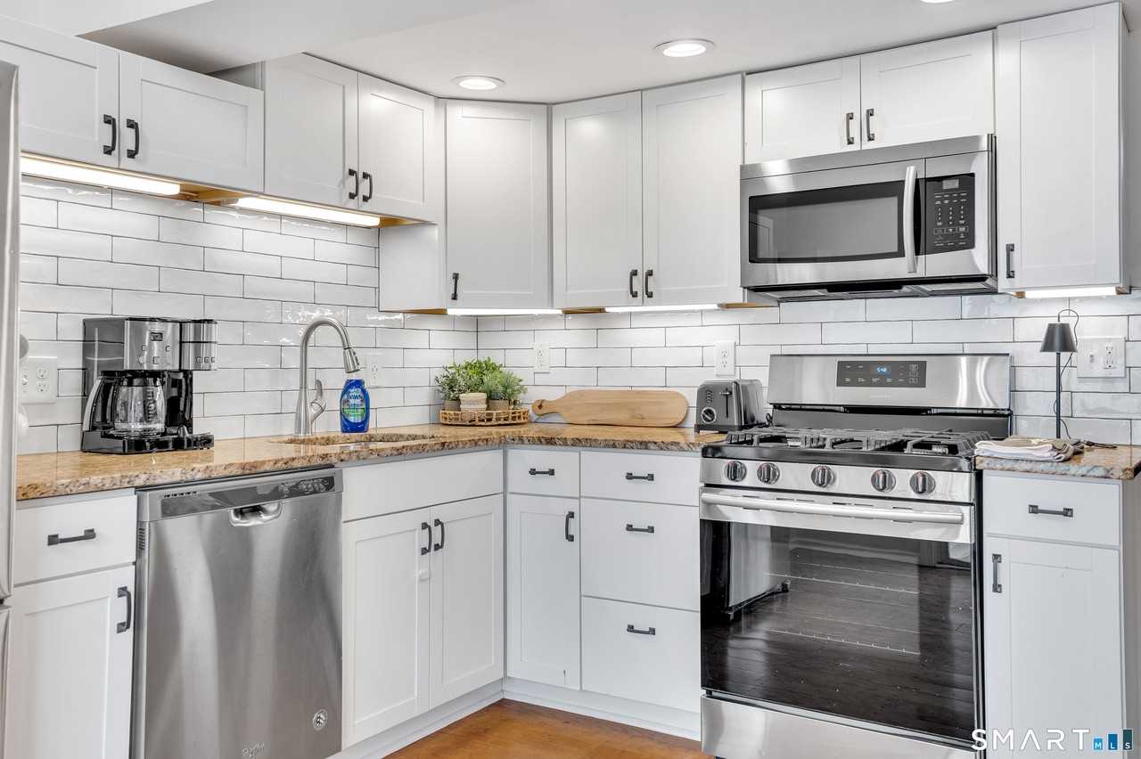736 Main St - Photo 6 of 36