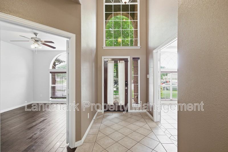 2115 Lexington Dr - Photo 6 of 31