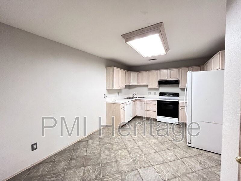 886 N Daisy Ln - Photo 6 of 22