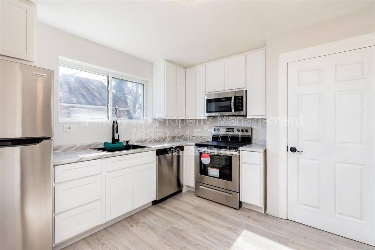 Palace Ct - Photo 6 of 10