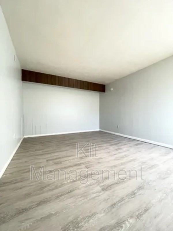 406 Burbank Dr - Photo 3 of 5