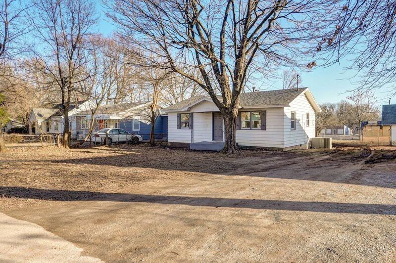 1816 W Olive St - Photo 2 of 17