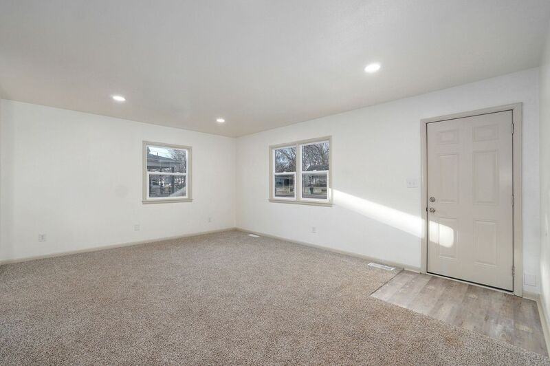 1816 W Olive St - Photo 4 of 17