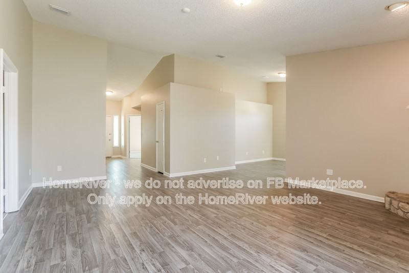 7966 Amandas Crossing Dr E - Photo 4 of 17