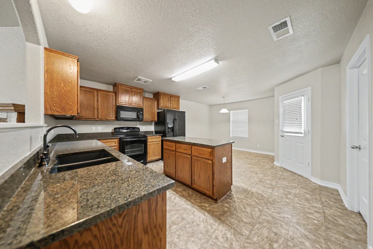 408 Bashaw Loop - Photo 4 of 23
