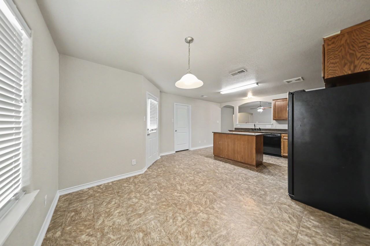 408 Bashaw Loop - Photo 6 of 23