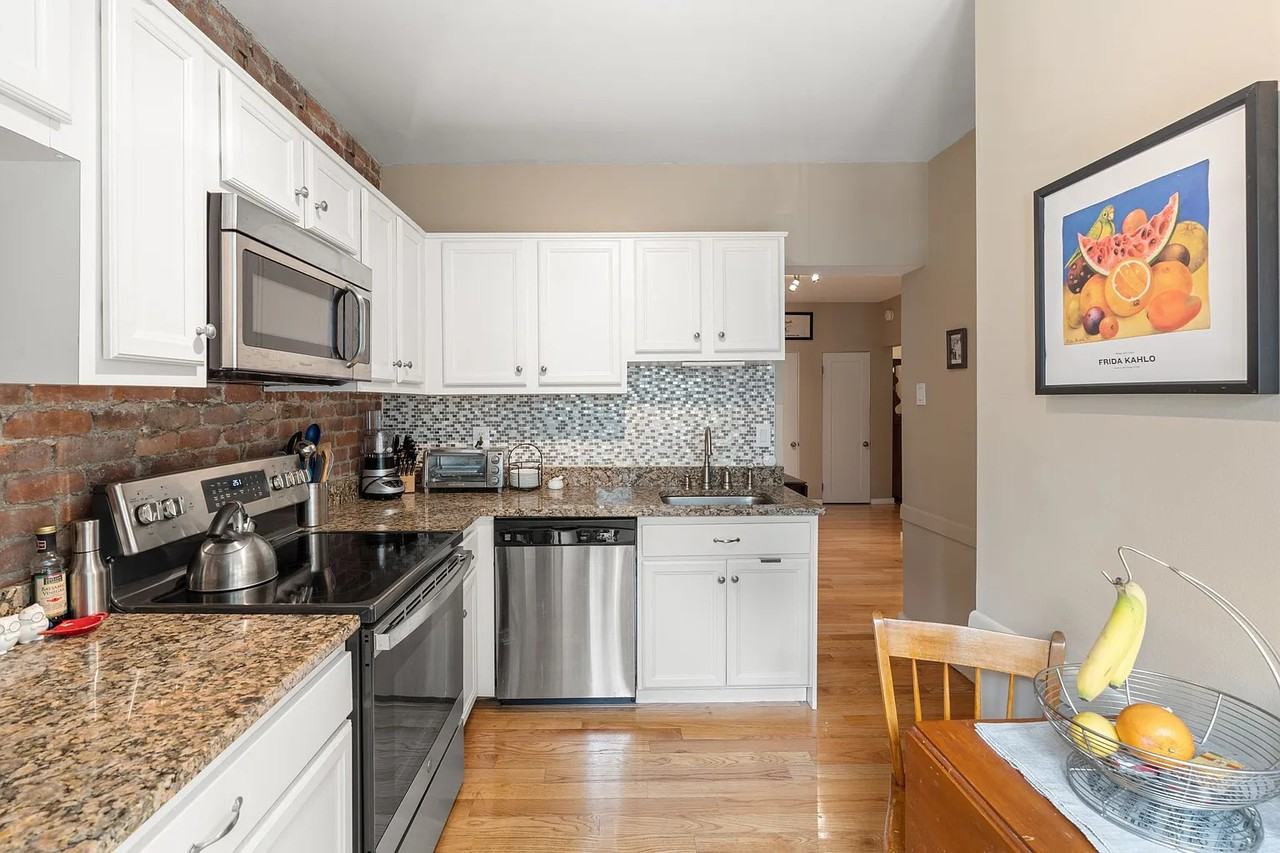 1404 Commonwealth Ave - Photo 5 of 18
