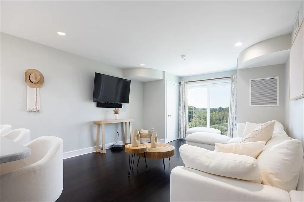 770 Washington Ave - Photo 2 of 12