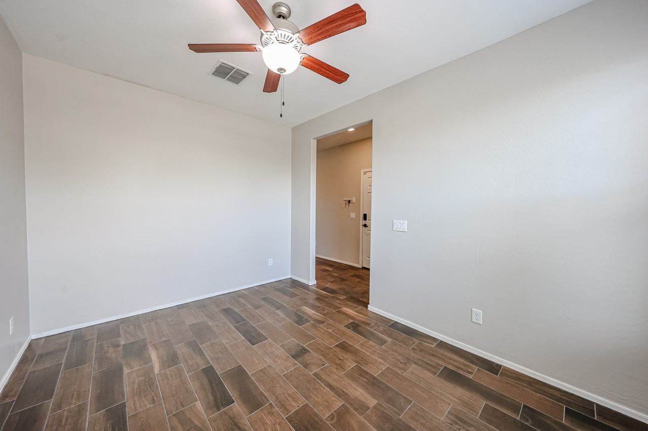 5211 W Leodra Ln - Photo 7 of 43