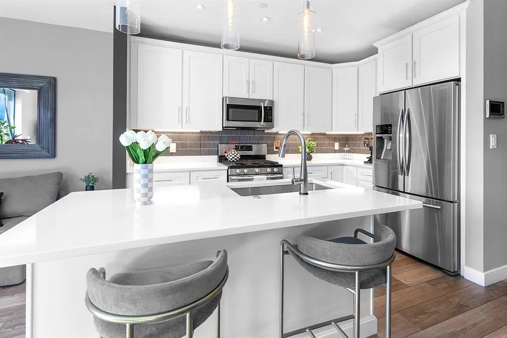 642 Main St #203 - Photo 4 of 18