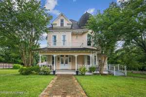 featured image of 102 W Myrtle St