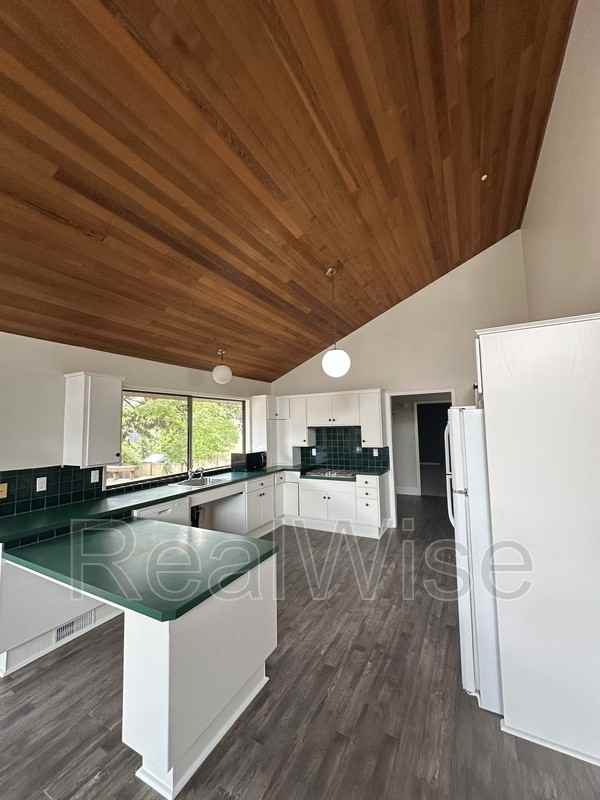 7730 Sw Eaker Pl - Photo 4 of 46