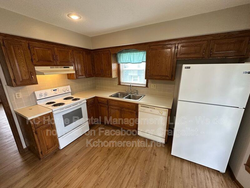 1420 Se 7th Pl - Photo 7 of 37