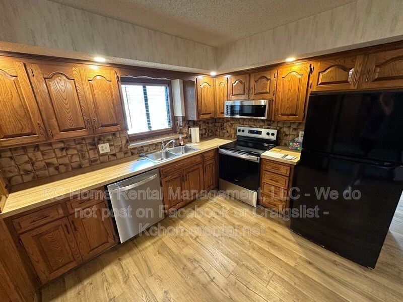 6251 Rene St - Photo 3 of 33
