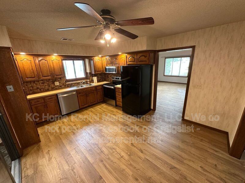 6251 Rene St - Photo 4 of 33