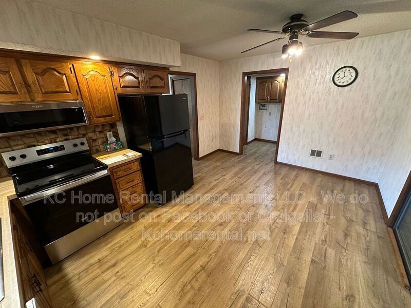 6251 Rene St - Photo 5 of 33