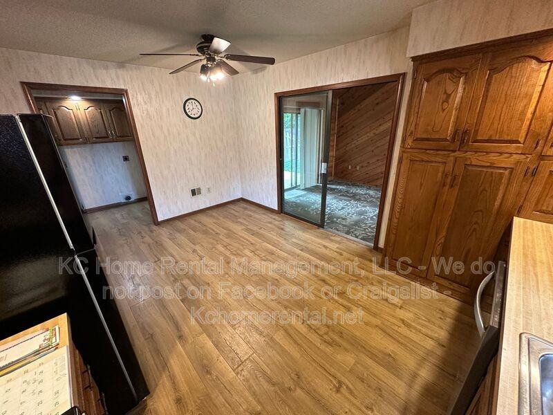 6251 Rene St - Photo 7 of 33