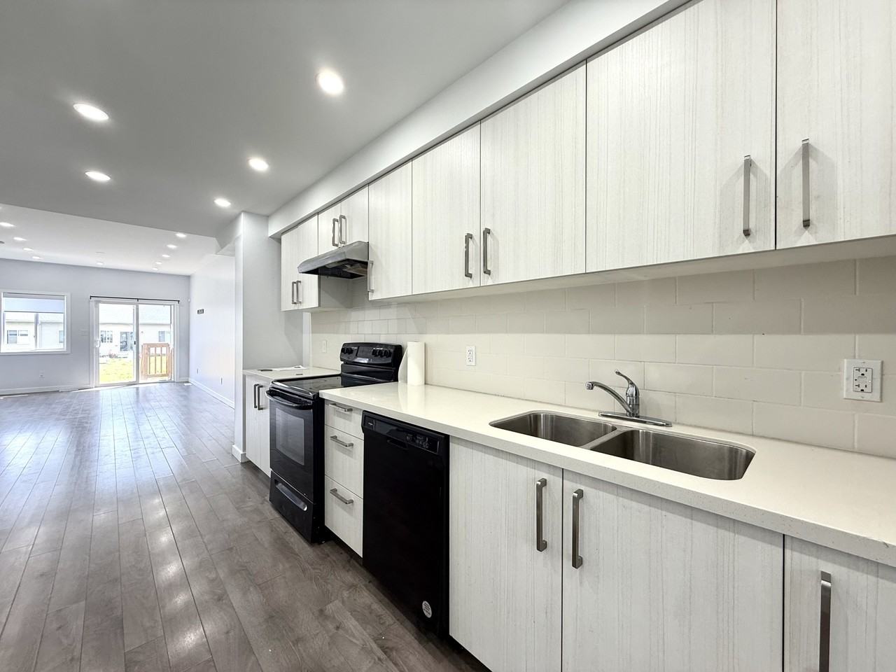 403 Chaffey St - Photo 3 of 13