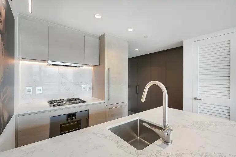 1408 Robson St #D27 - Photo 4 of 22