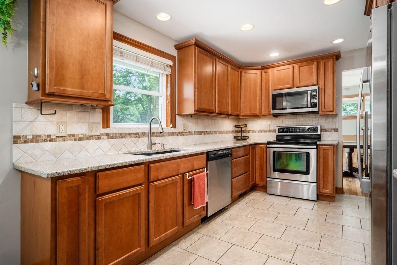 258 Sinsbury Dr N - Photo 5 of 47
