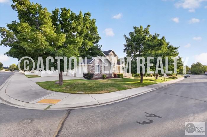 4511 W Windsor Cir - Photo 2 of 47