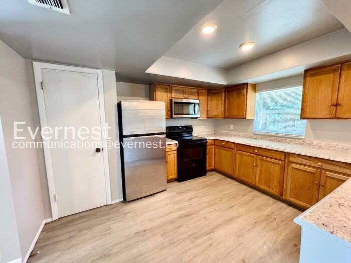 4708 Harwich St - Photo 3 of 28