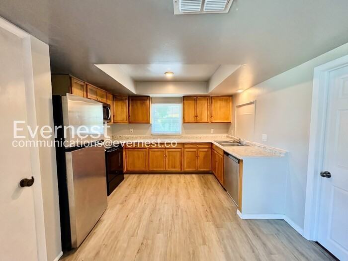 4708 Harwich St - Photo 4 of 28