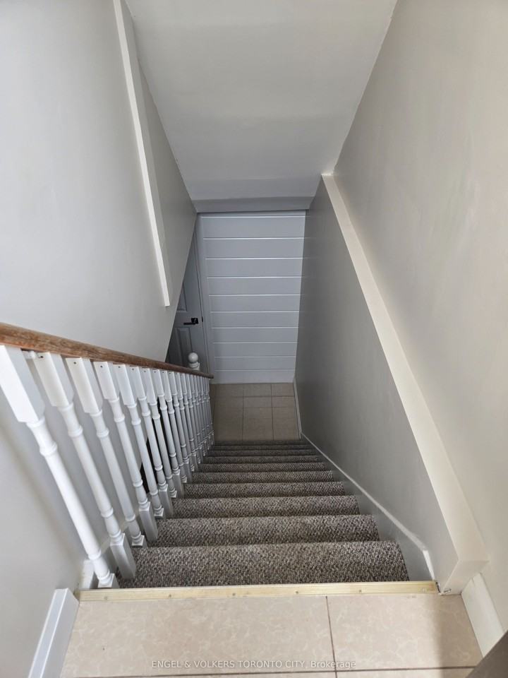 102 Crone Crt - Photo 2 of 12