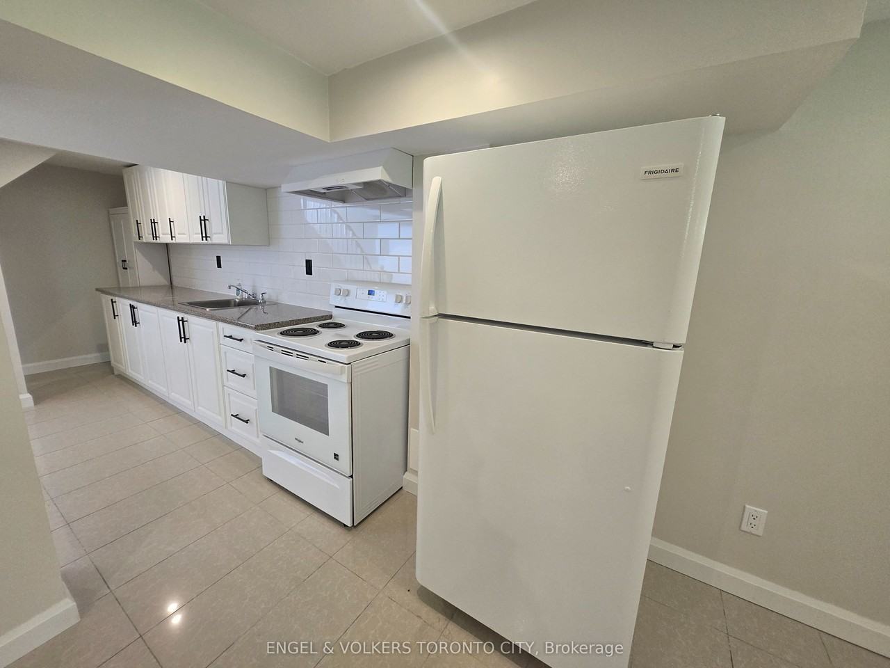 102 Crone Crt - Photo 3 of 12