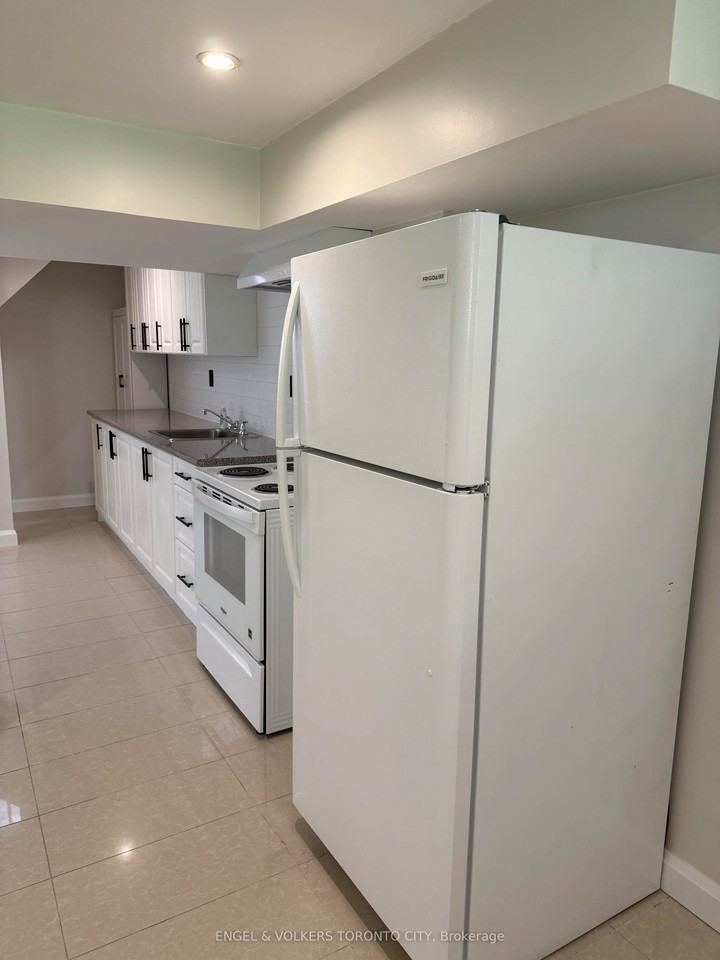 102 Crone Crt - Photo 4 of 12