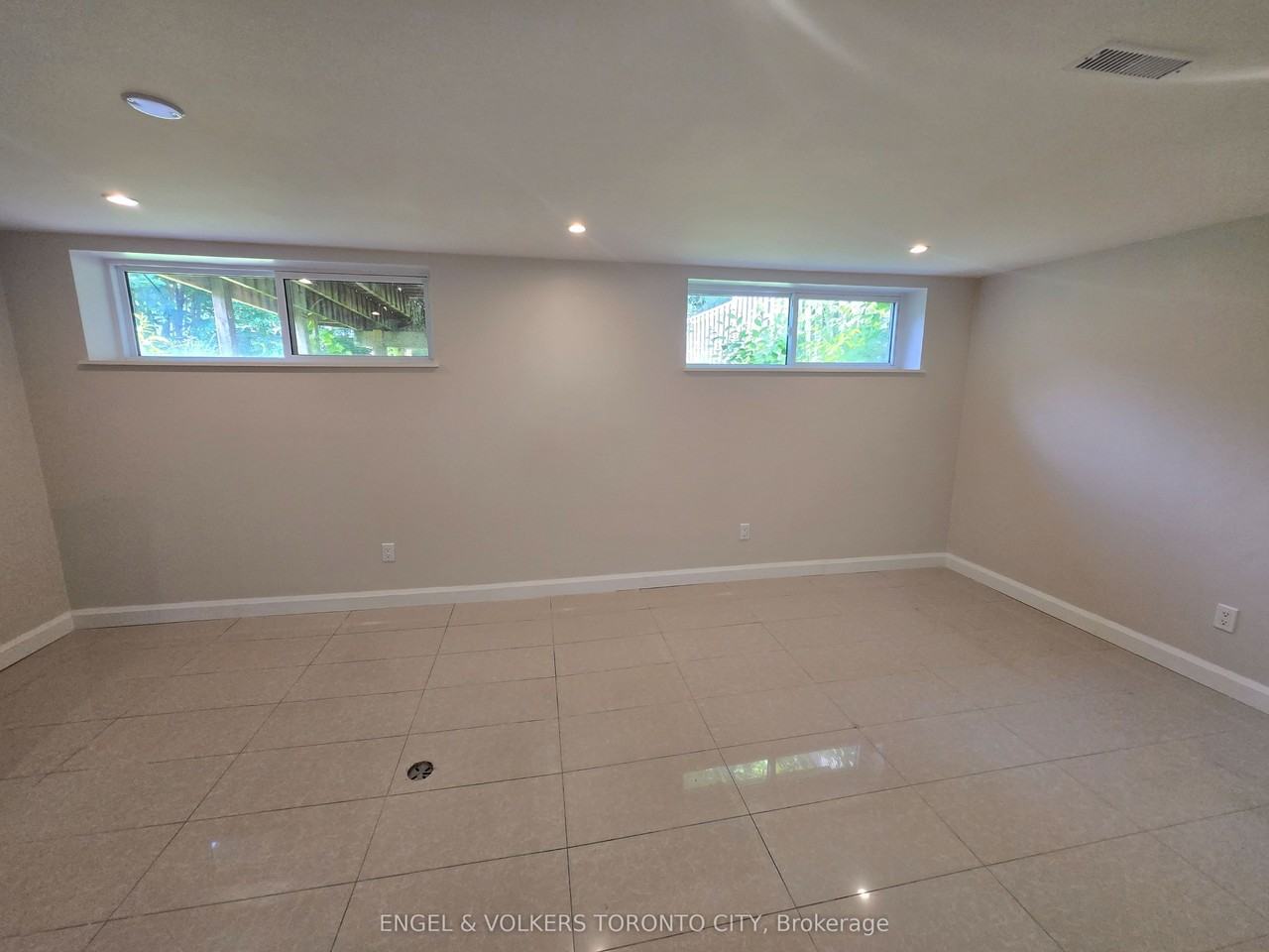 102 Crone Crt - Photo 5 of 12