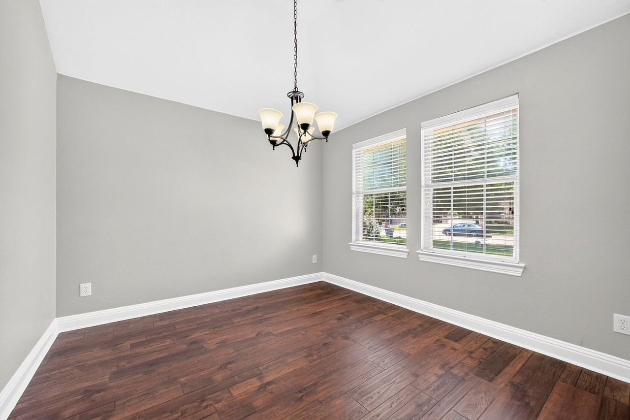 925 Cedar Creek Dr - Photo 4 of 31