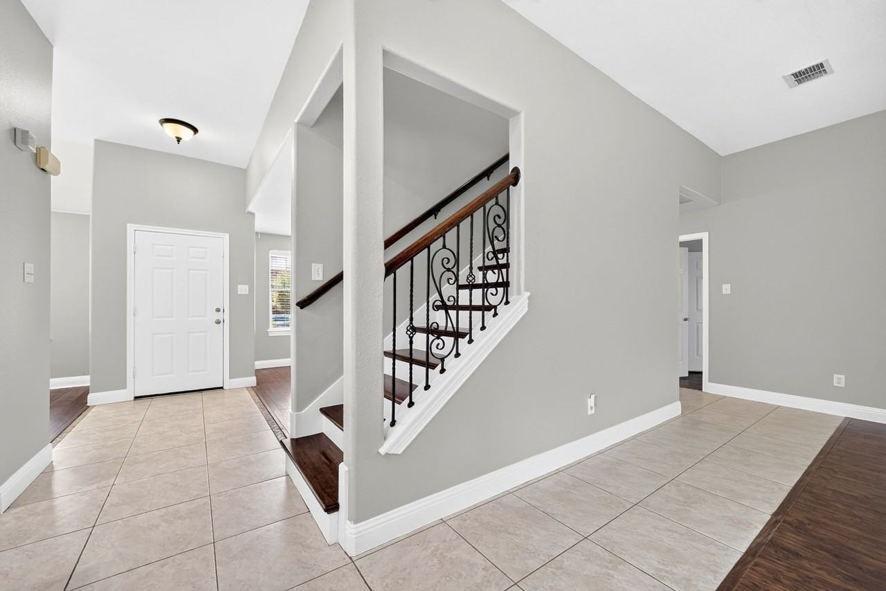 925 Cedar Creek Dr - Photo 5 of 31
