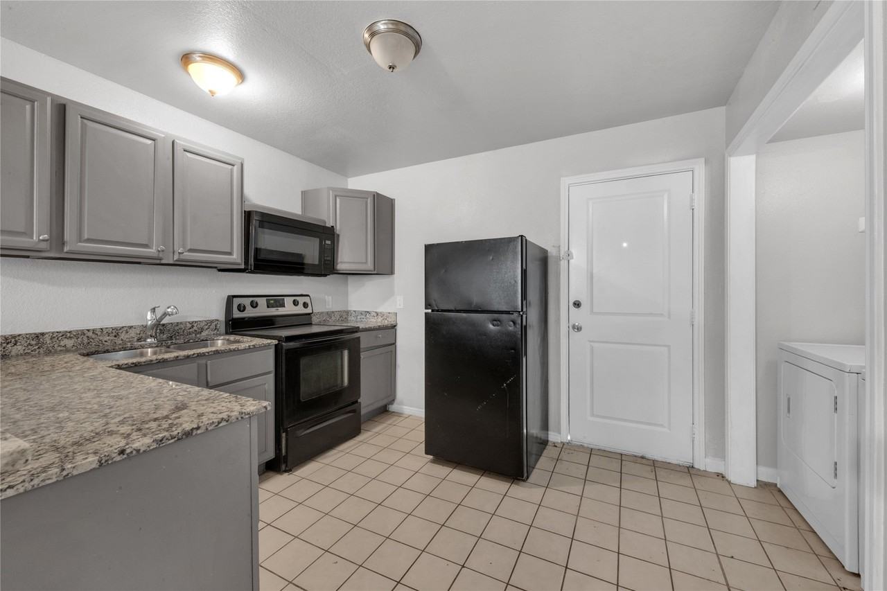 4936 Flamingo Rd - Photo 3 of 14