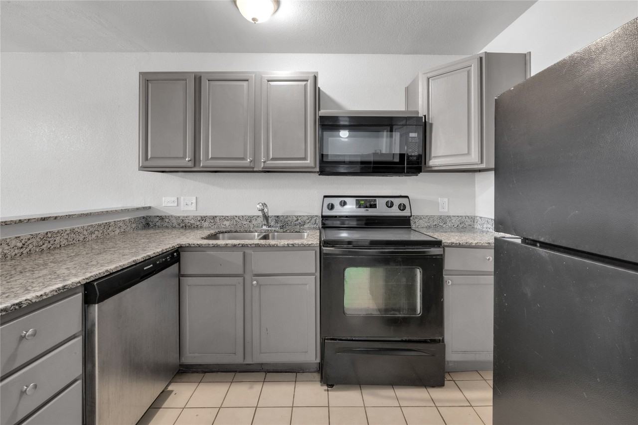 4936 Flamingo Rd - Photo 4 of 14