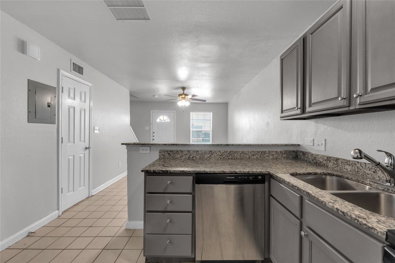 4936 Flamingo Rd - Photo 5 of 14