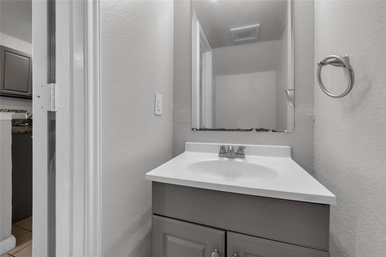 4936 Flamingo Rd - Photo 6 of 14