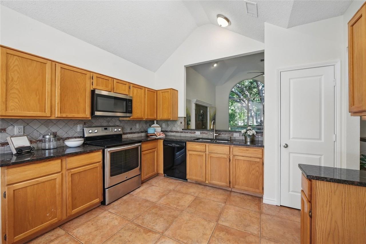 2296 Grandview Dr - Photo 2 of 10