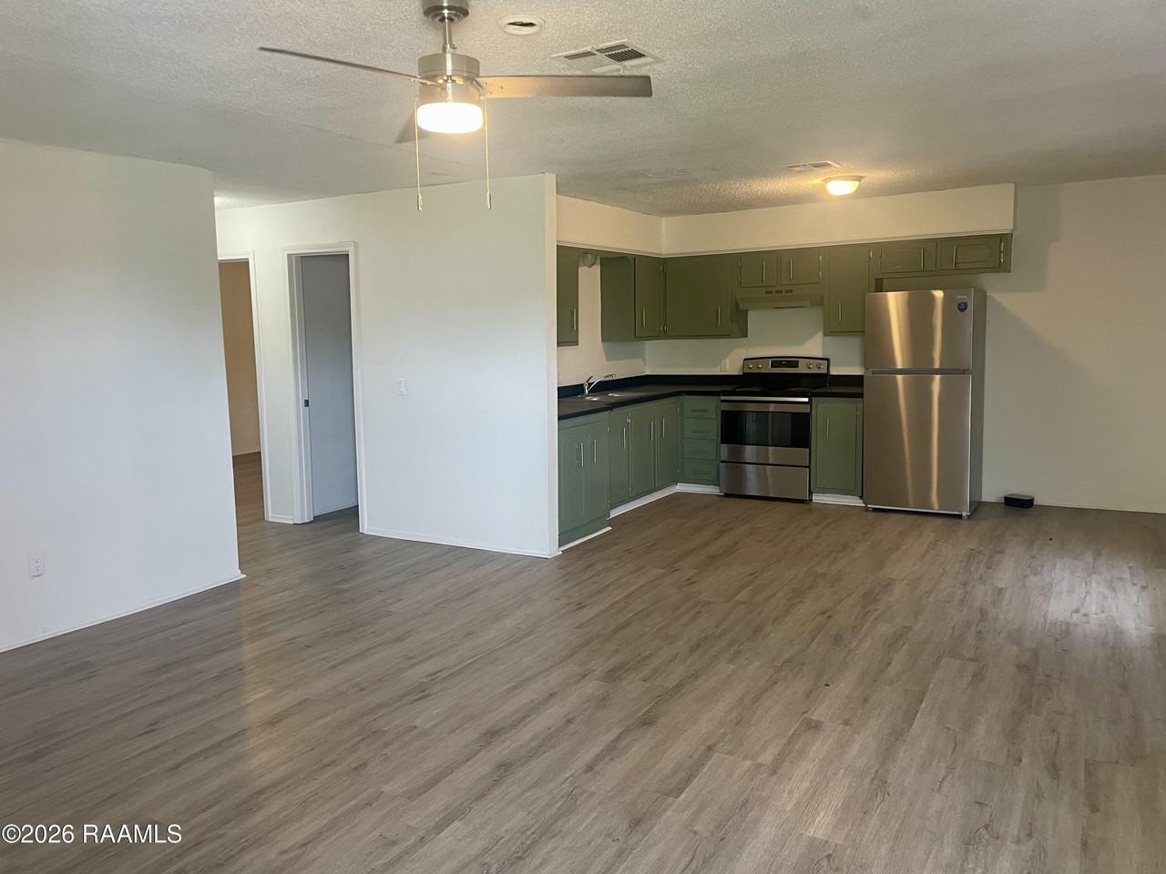 391 W Railroad St #5 - Photo 2 of 9