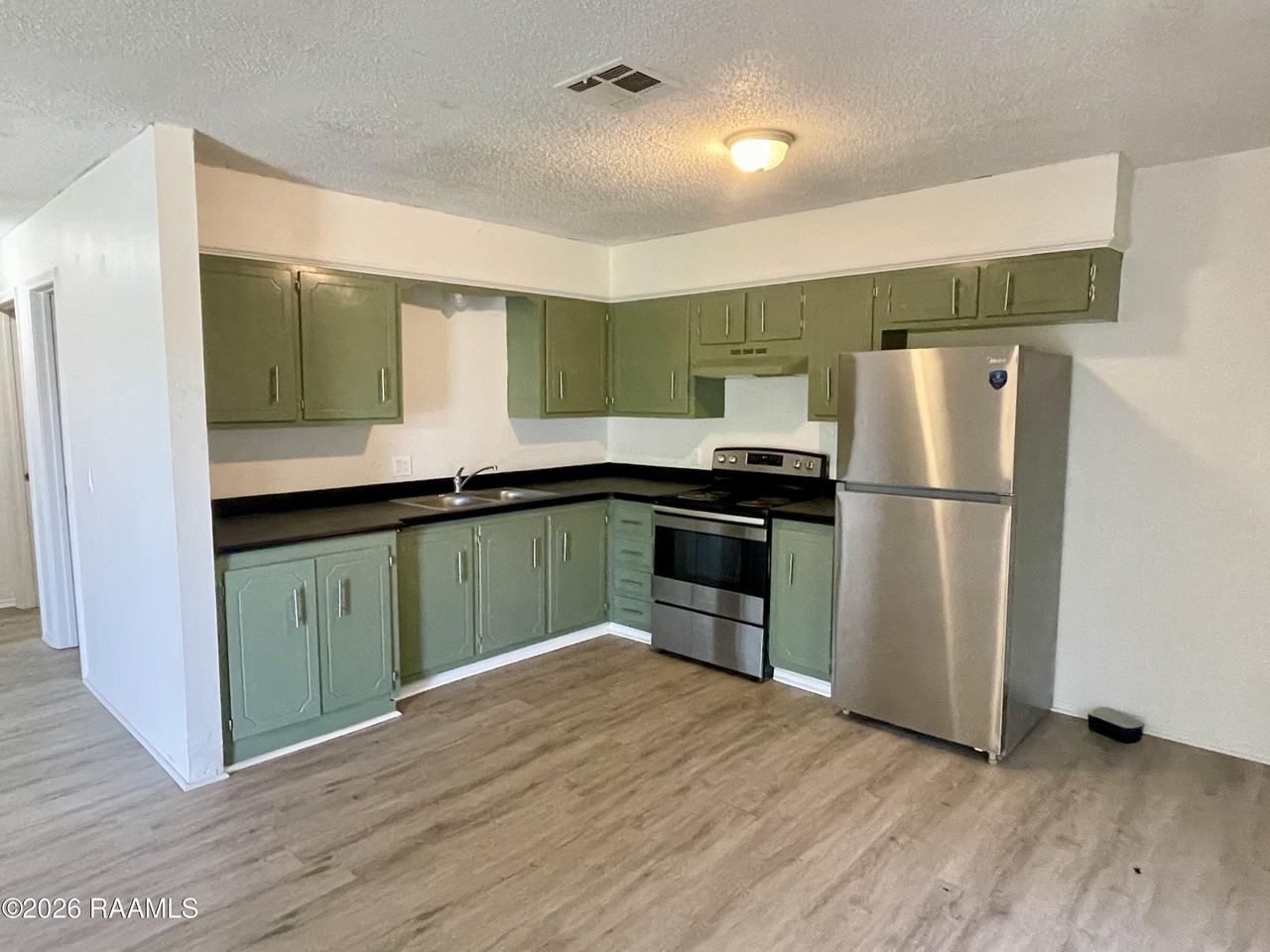 391 W Railroad St #5 - Photo 3 of 9