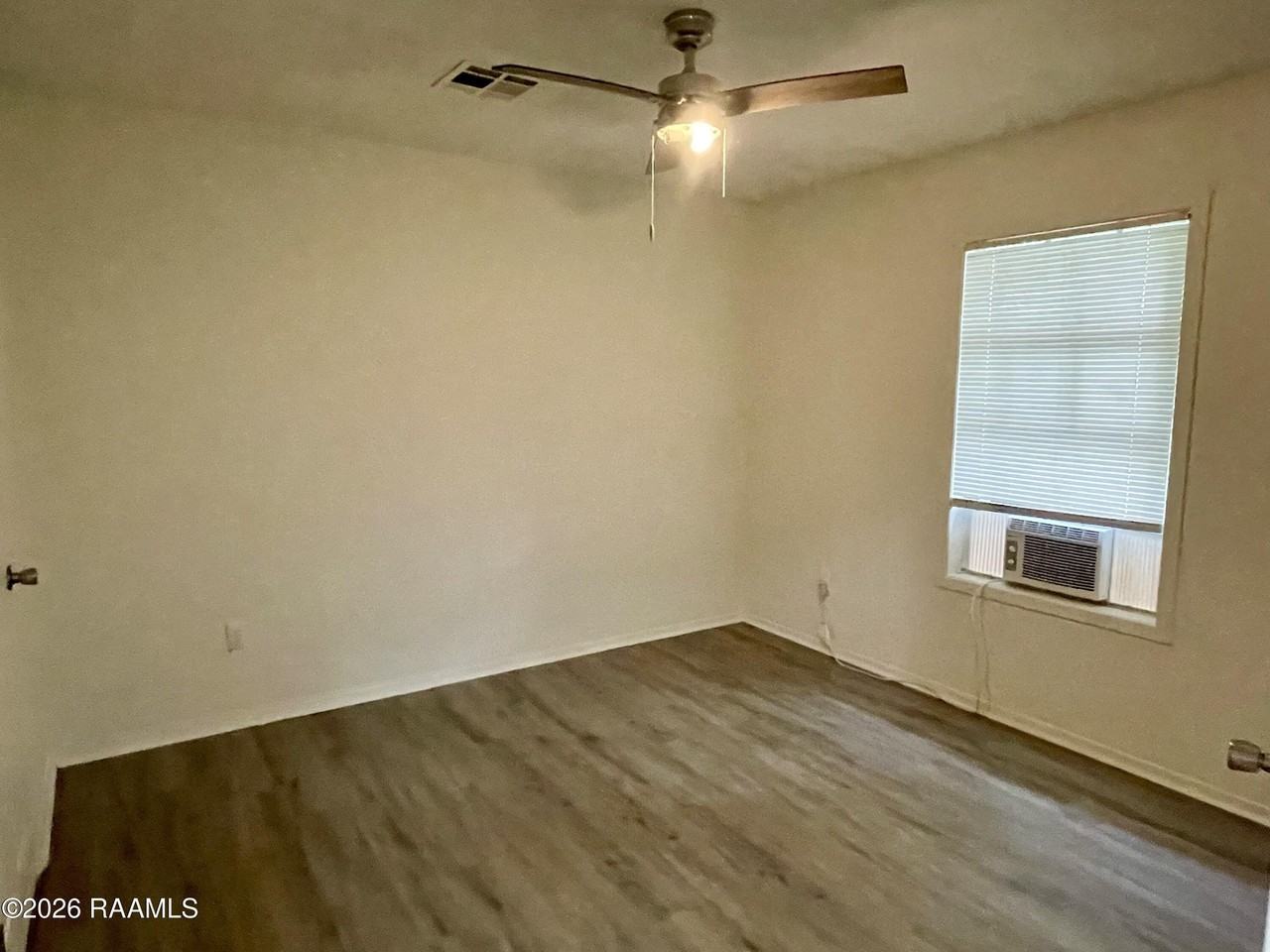 391 W Railroad St #5 - Photo 4 of 9