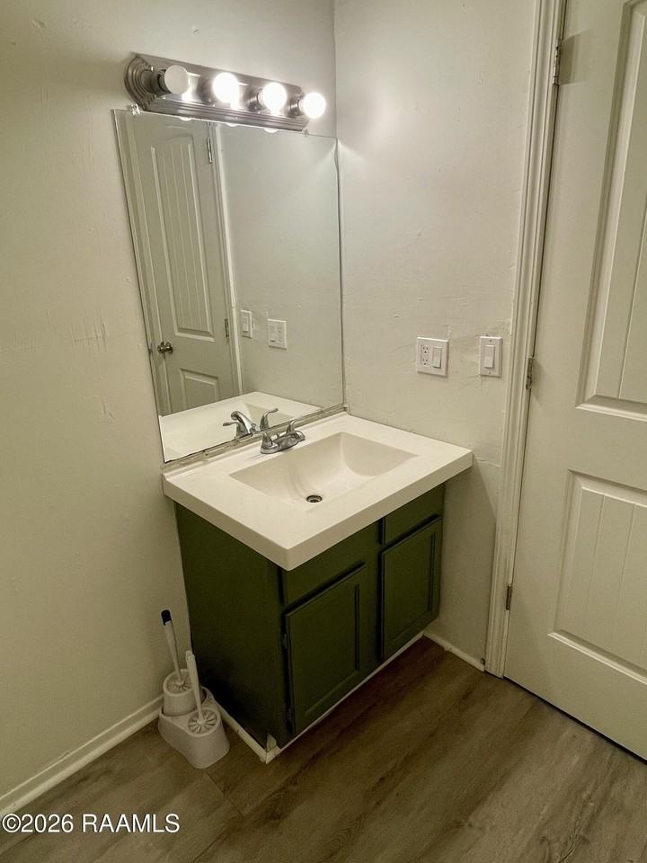 391 W Railroad St #5 - Photo 6 of 9